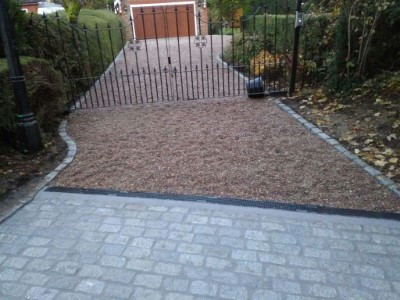 Gravel driveway with cobbled entrance apron